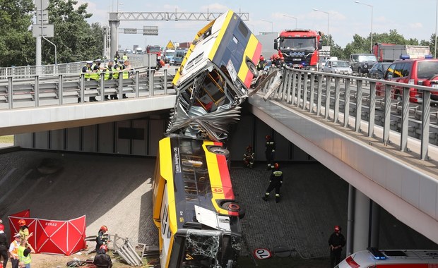 Autobus spadł z wiaduktu w Warszawie: Zginęła pasażerka, kilkanaścioro rannych w szpitalach