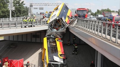 Autobus spadł z wiaduktu w Warszawie: Zginęła pasażerka, kilkanaścioro rannych w szpitalach
