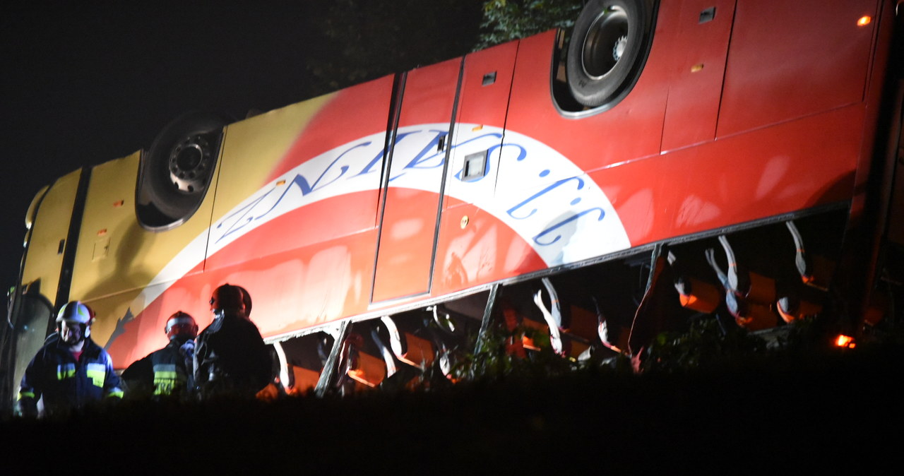 Autobus spadł z wysokiej skarpy w Leszczawie Dolnej na Podkarpaciu. Nie żyją 3 osoby