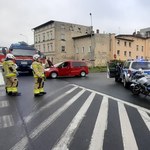 Autobus stoczył się i uderzył w sześć aut oraz ścianę budynku