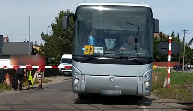 Autobus szkolny ominął opuszczone rogatki /YouTube /YouTube