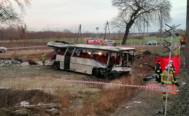 Autobus szkolny zderzył się z pociągiem. Jedna osoba nie żyje