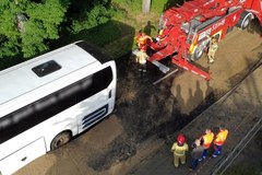 Autobus turystyczny wpadł w potężną dziurę w jezdni