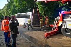 Autobus turystyczny wpadł w potężną dziurę w jezdni