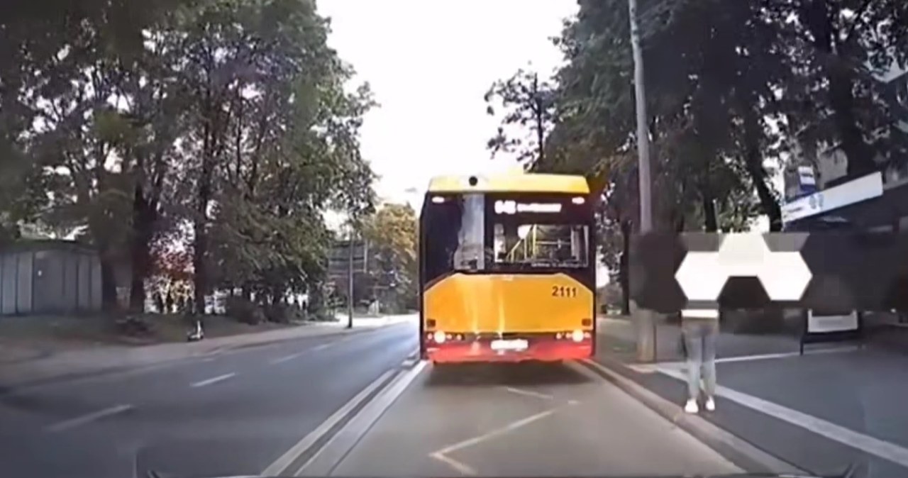 Autobus uciekł kobiecie, poratował ją przypadkowy kierowca / Fot: screen Facebook /