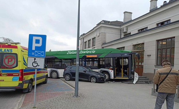 Autobus uderzył w budynek dworca w Zawierciu