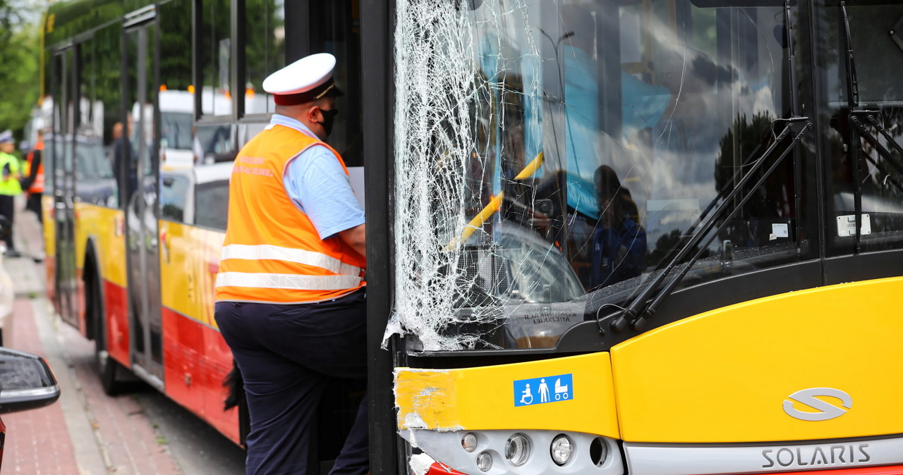 Autobus uderzył w zaparkowane samochody /Rafał Guz /PAP