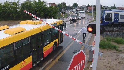 Autobus utknął na przejeździe, pociąg awaryjnie hamował. Jest nagranie