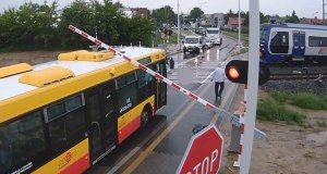 Autobus utknął na przejeździe, pociąg awaryjnie hamował. Jest nagranie