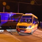 ​Autobus utknął na torach, wjechała w niego lokomotywa