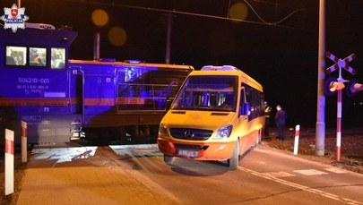 ​Autobus utknął na torach, wjechała w niego lokomotywa