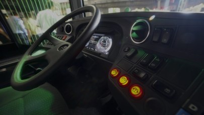 Autobus w Kielcach wjechał w latarnię. Kierowca zmarł