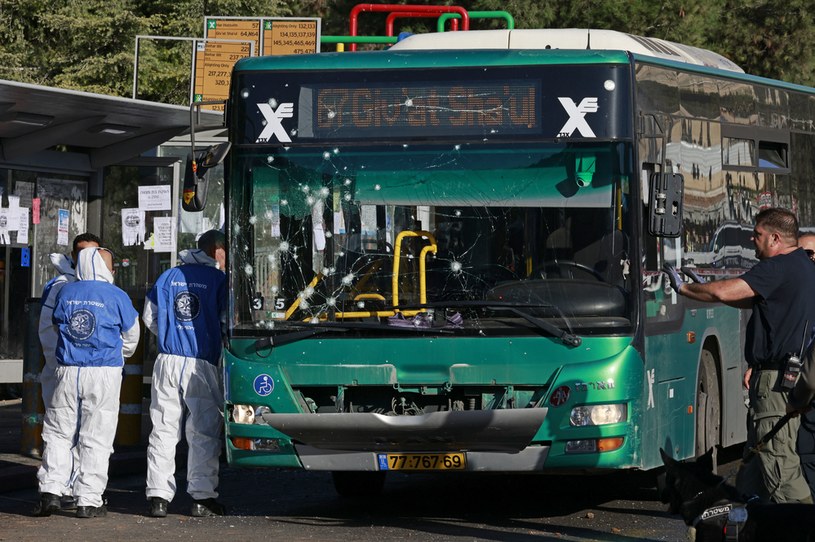 Autobus, w pobliżu którego miała miejsce eksplozja ładunku wybuchowego w Jerozolimie /MENAHEM KAHANA /AFP