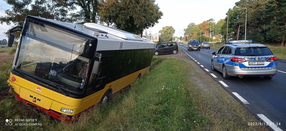 Autobus w rowie /Policja