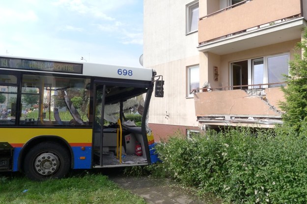 Autobus wbił się w balkon na parterze /Marcin Bednarski /PAP