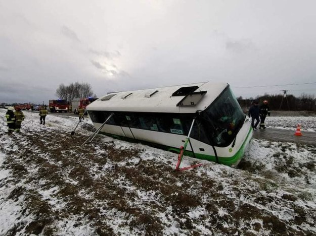 Autobus wjechał do rowu / Komenda Powiatowa PSP w Dębicy /Facebook