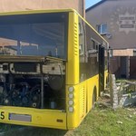 Autobus wjechał w dom w Siewierzu. Kierowca trafił do szpitala