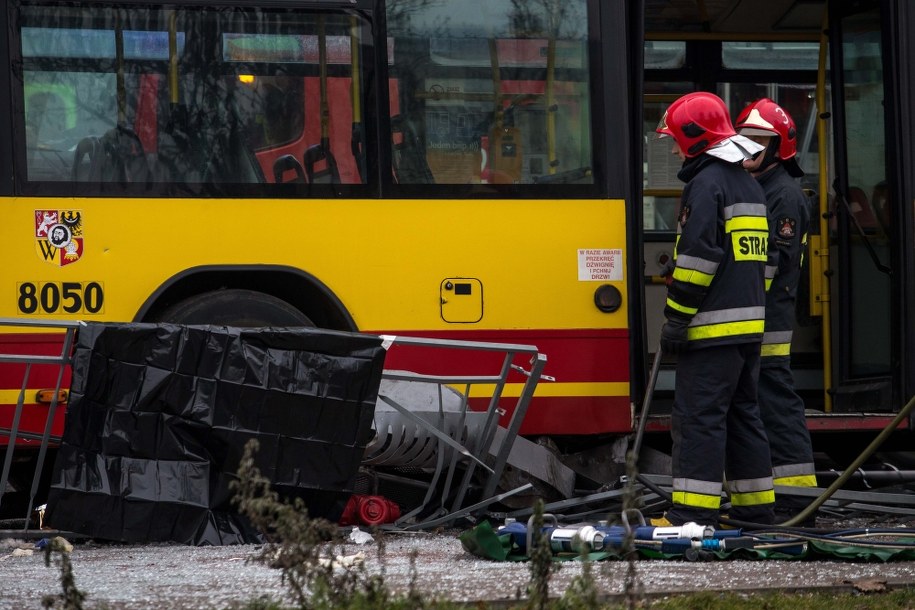 Autobus wjechał w ludzi stojących na przystanku /Maciej Kulczyński /PAP