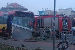 Autobus wjechał w przystanek w centrum Wrocławia 