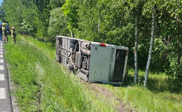 Autobus wpadł do rowu i się przewrócił. Podróżowały nim młode osoby