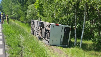 Autobus wpadł do rowu i się przewrócił. Podróżowały nim młode osoby