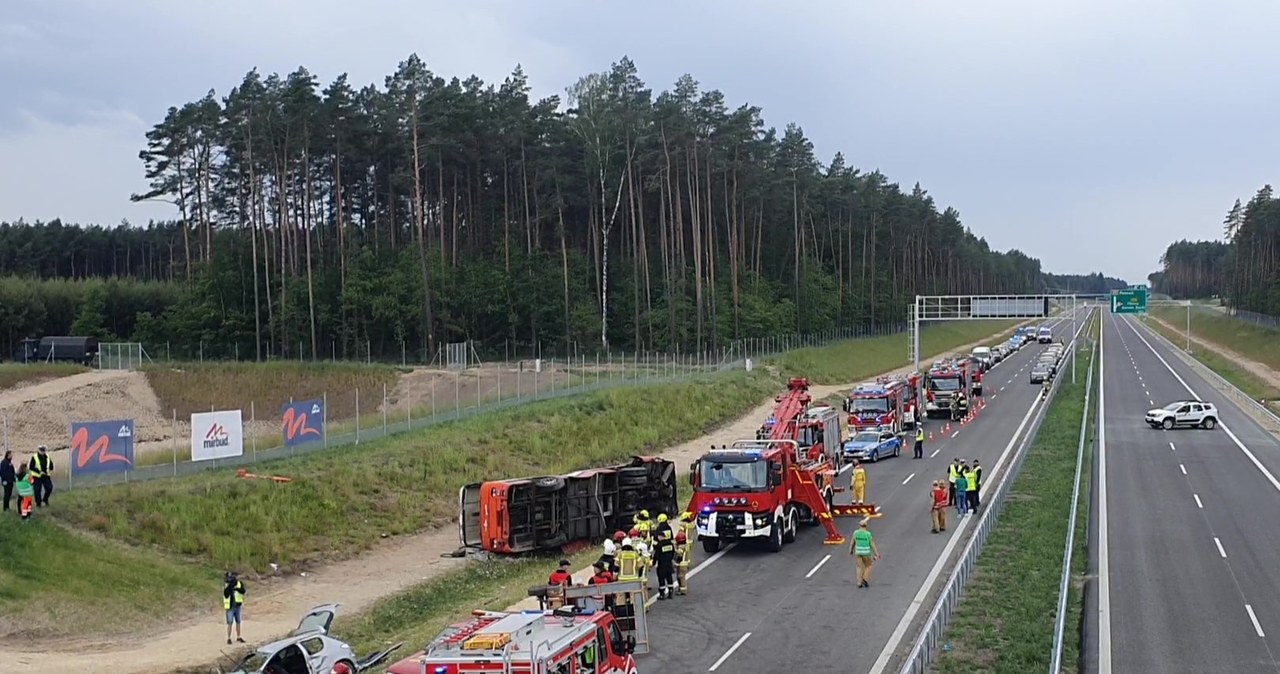 Autobus wpadł do rowu na S11. Podróżowało nim 40 osób /GDDKiA