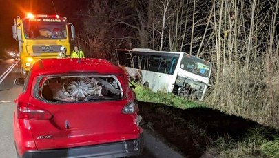 Autobus wylądował w rowie. Dwoje dzieci w szpitalu