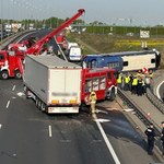 Autobus wypadł z drogi, w wóz OSP uderzyła ciężarówka. Poważne wypadki na S2
