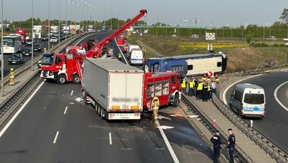 Autobus wypadł z drogi, w wóz OSP uderzyła ciężarówka. Poważne wypadki na S2