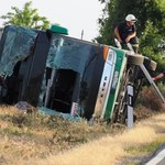 Autobus z dziećmi przewrócił się na bok. Są poważnie ranni