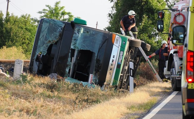 Autobus z dziećmi przewrócił się na bok. Są poważnie ranni