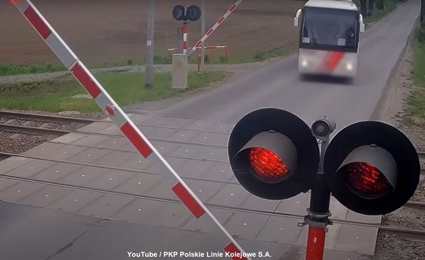 Autobus z dziećmi wyłamał zamkniętą rogatkę. Zobacz nagranie