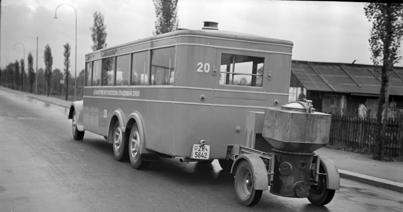 Autobus z generatorem gazu drzewnego - Szwajcaria 1940 rok /Getty Images