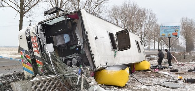 Autobus z kibicami zjechał z drogi i przewrócił się na bok /Paweł Balinowski /RMF FM