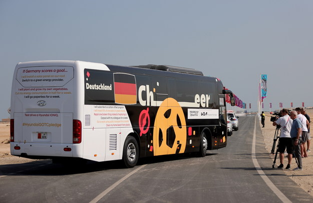 Autobus z niemiecką reprezentacją opuszcza bazę w Katarze /Friedemann Vogel /PAP/EPA