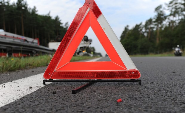 Autobus z pasażerami w rowie. Tragiczna sobota na drogach