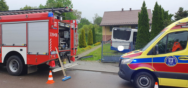 Autobus z pasażerami wjechał do przydomowego ogródka w Woli Zachariaszowskiej k. Krakowa /Powiat Krakowski 112 /Facebook