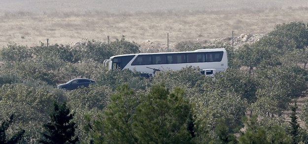 Autobus z syryjskimi rebeliantami /SEDAT SUNA /PAP/EPA