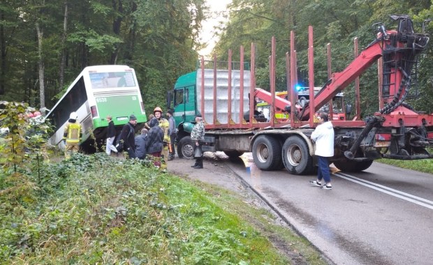 Autobus z uczniami zderzył się z ciężarówką