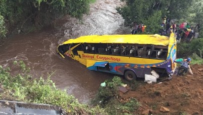 Autobus z weselnikami runął do rzeki. Nie żyje 19 osób