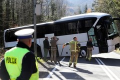 Autobus zablokował drogą na Łysej Polanie