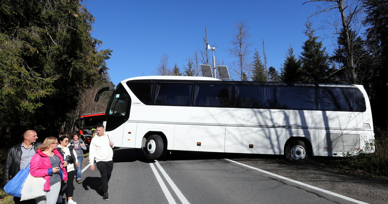 Autobus zablokował drogą na Łysej Polanie