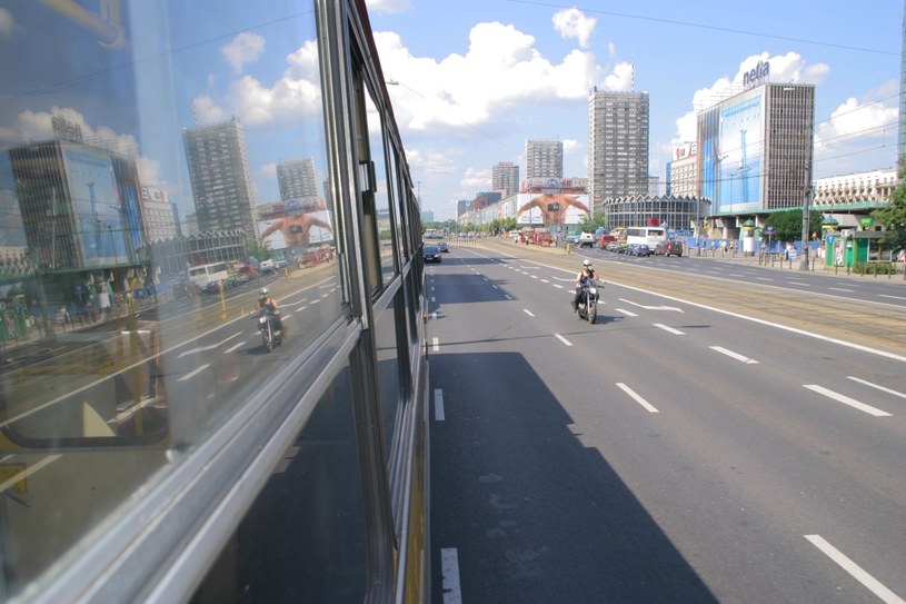 Autobus zajmuje całą szerokość pasa ruchu / Fot. autor /Informacja prasowa