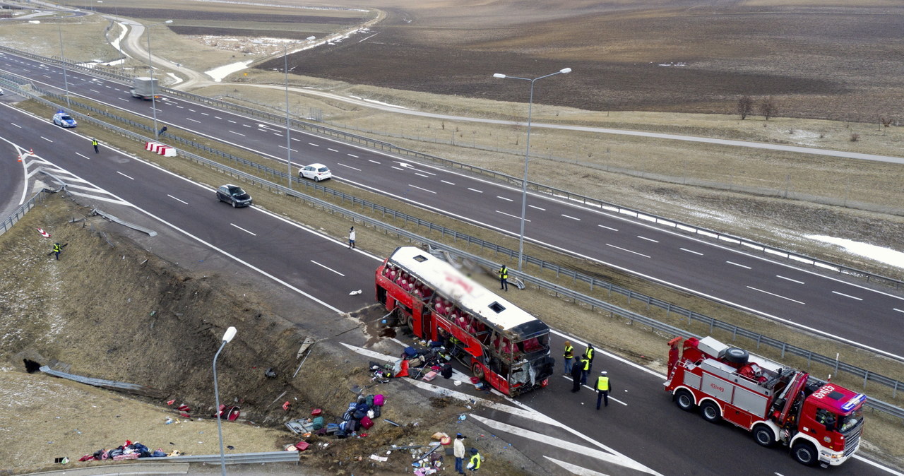 Autobus zbyt późno zaczął hamować przed zjazdem na MOP. Kierowca zwolnił do 45 km/h, ale i tak autobus pojechał prosto, na bariery energochłonne /Darek Delmanowicz /PAP