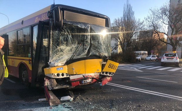 Autobus zderzył się z autem w Warszawie. 6 osób rannych 