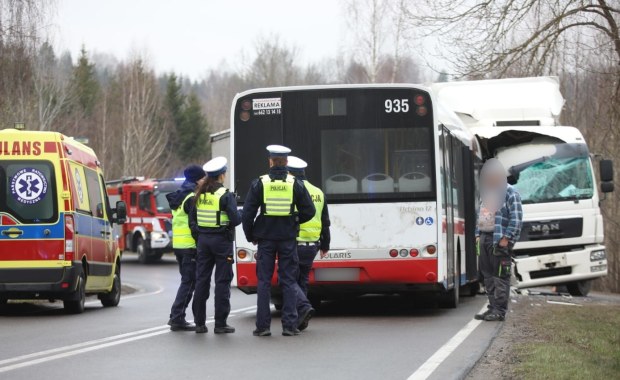 Autobus zderzył się z ciężarówką. Cztery osoby ranne