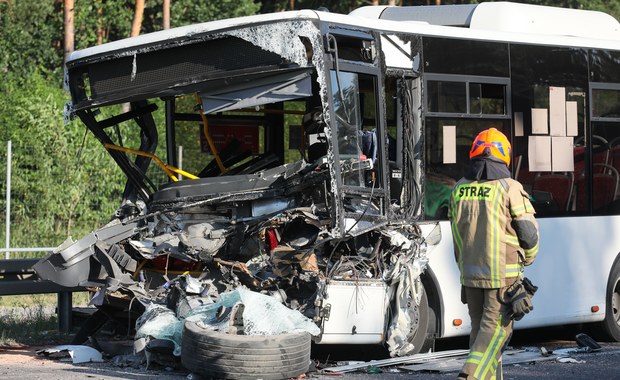 Autobus zderzył się z ciężarówką. Jedna osoba nie żyje, są ranni 