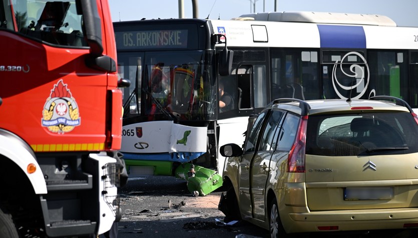 Autobus zderzył się z osobówką w Szczecinie. 7 osób w szpitalach