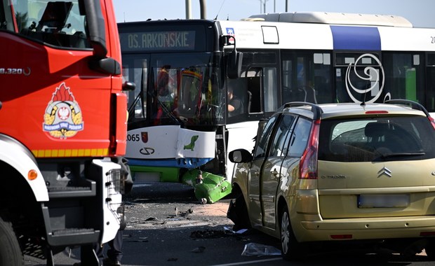 Autobus zderzył się z osobówką w Szczecinie. 7 osób w szpitalach