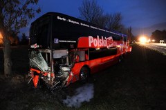 Autobus zderzył się z osobówką. Zginął kierowca